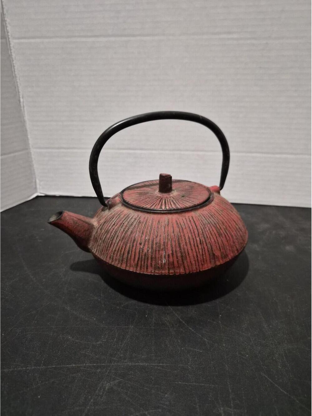 Cast Iron Teapot, Kettle, Asian Heavy Duty Embossed red w Black Handle   7" pot